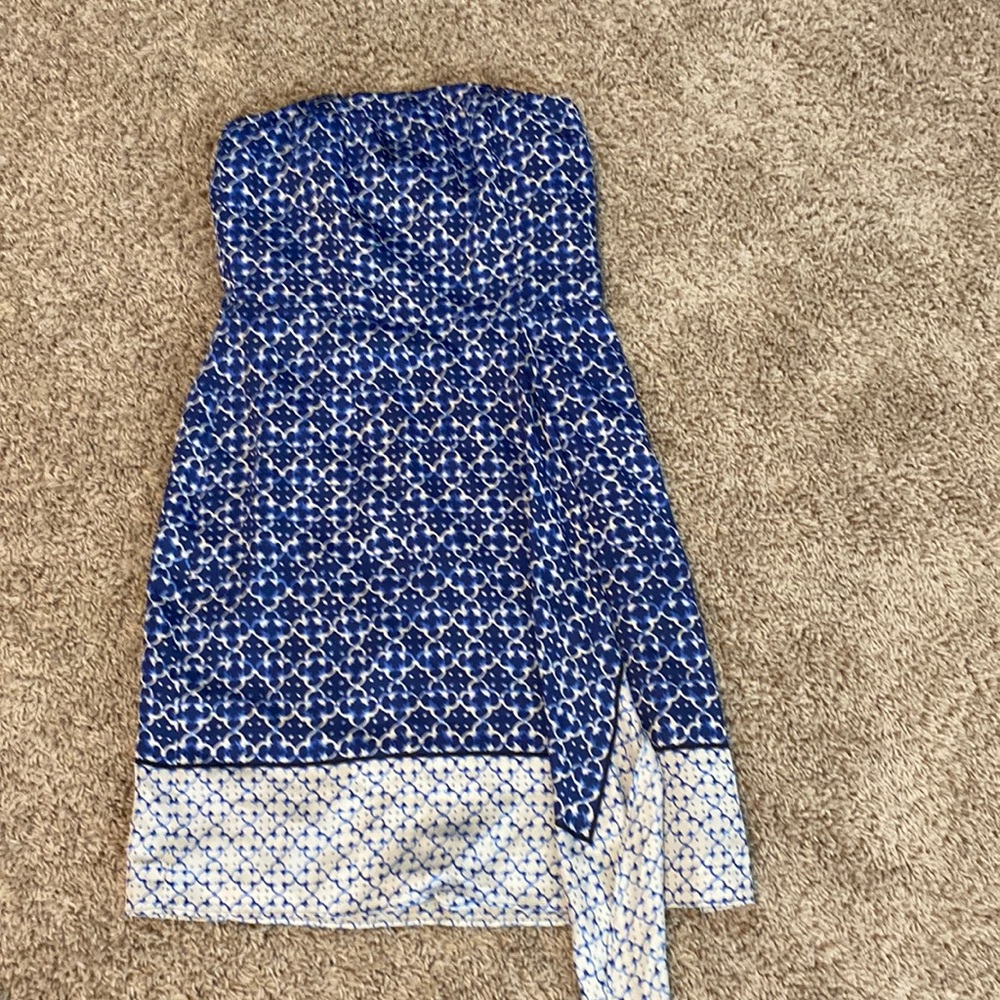 Blue and White Geometric pattern strapless silk like dress Size 2 Outback Red